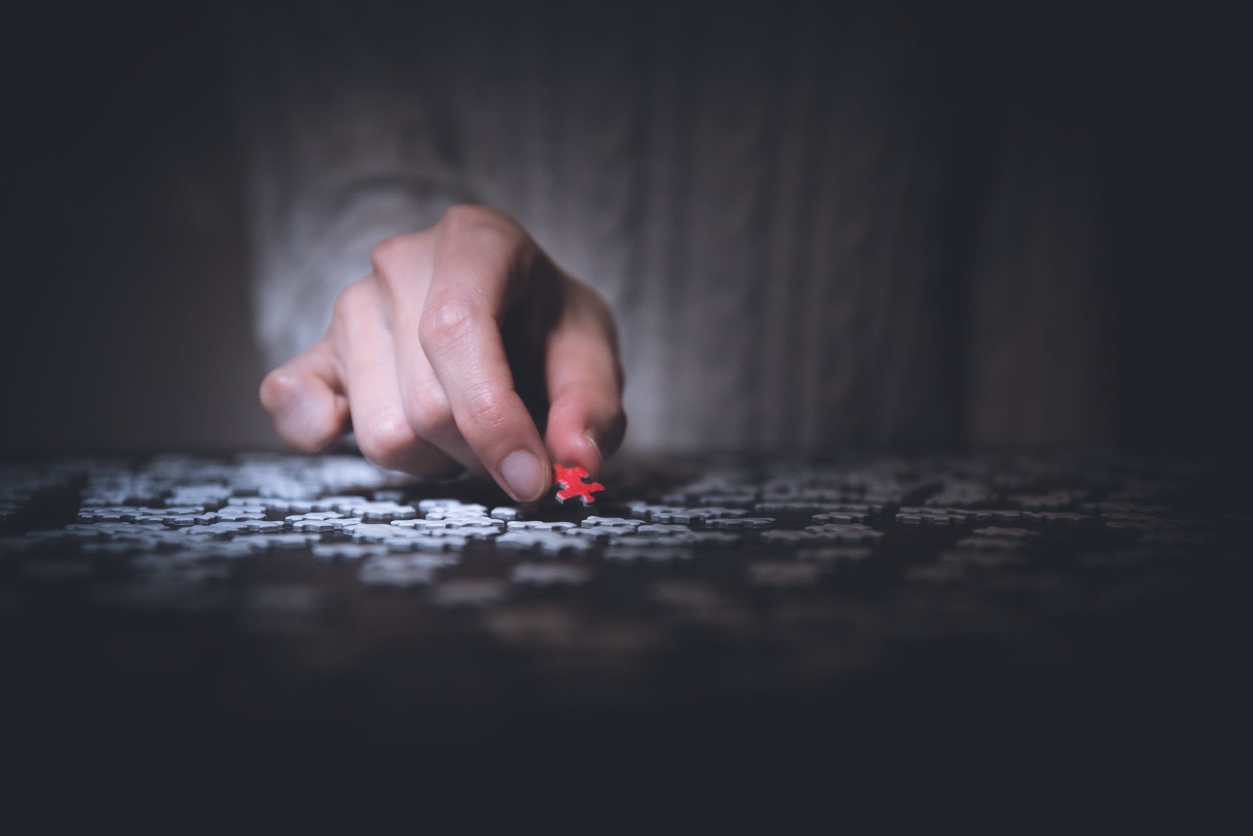 Ręka układająca puzzle