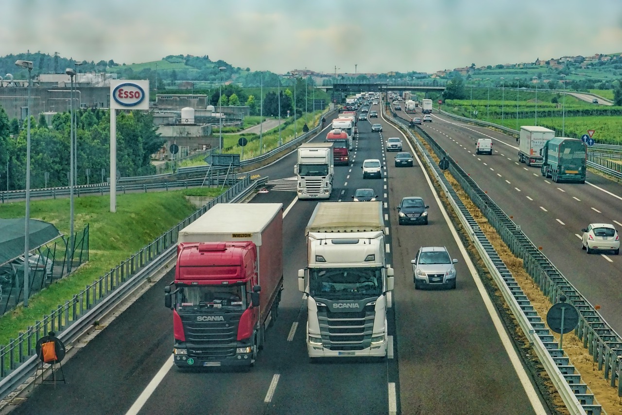 Ciężarówki na autostradzie