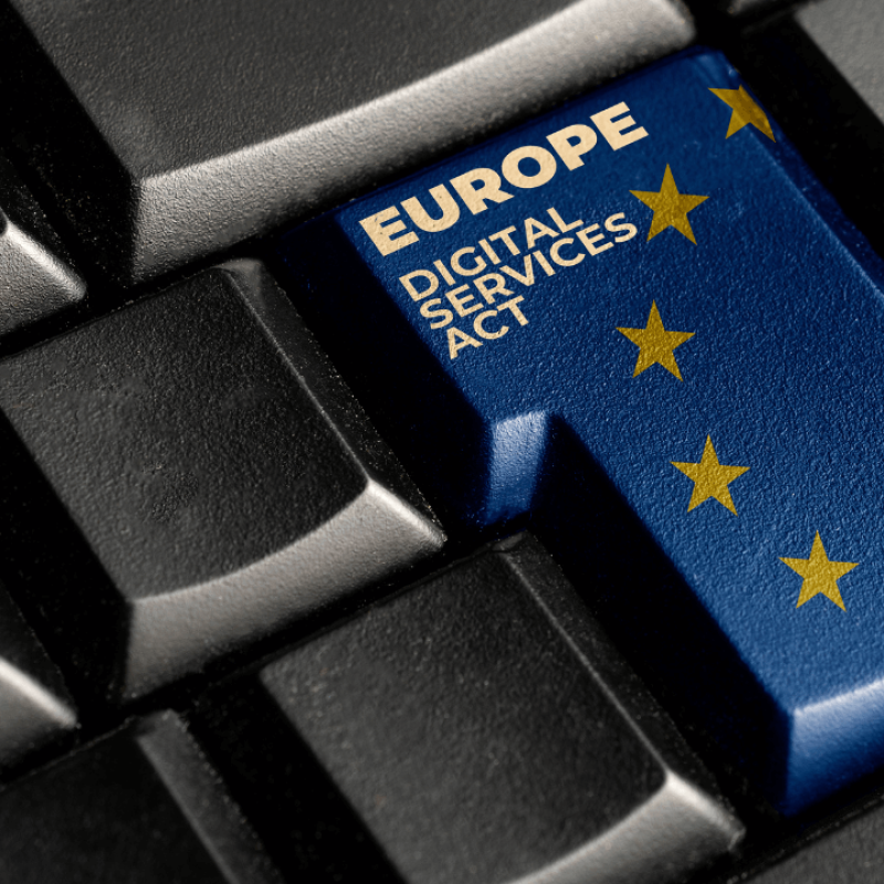 Grafika przedstawiająca klawiaturę komputerową z napisem "Europe: Digital Services Act" w miejscu klawisza Enter