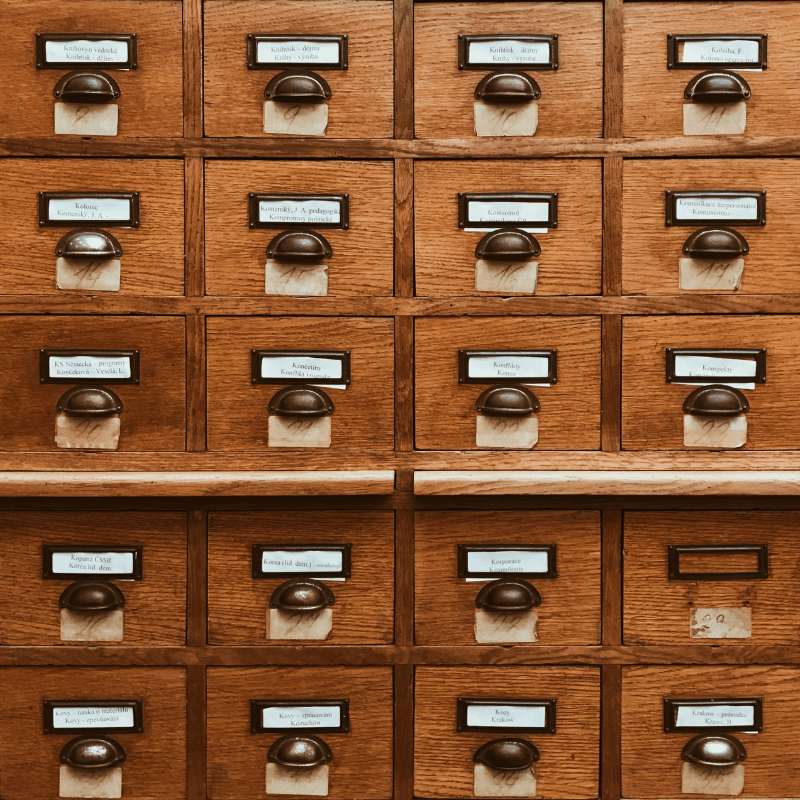 Grafika przedstawiająca szuflady w szafce katalogowej