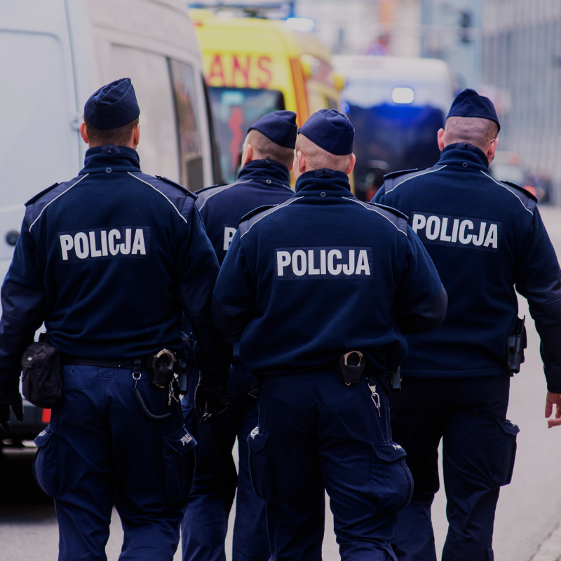 Zdjęcie przedstawiające czterech policjantów ustawionych tyłem