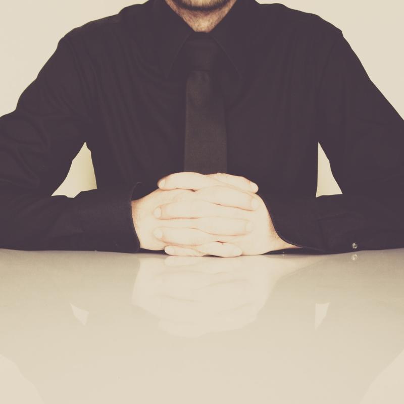 Mężczyzna po drugiej stronie stołu