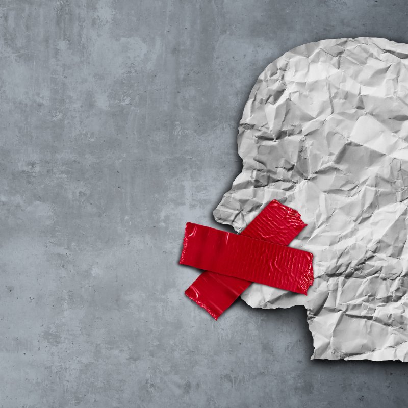 Obrazek przedstawiający twarz ludzką z zaklejonymi taśmą ustami